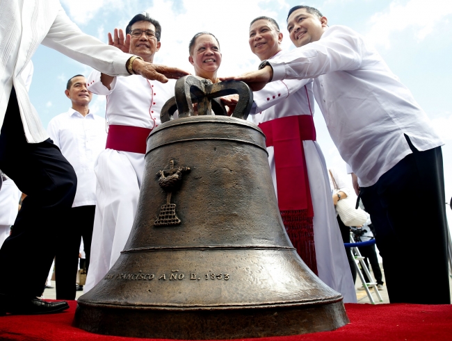 ABD üç kilise çanını Filipinler'e iade etti